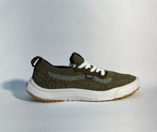01102024140345179vans-ultrarange-vr3-verde-musgo-1.jpeg