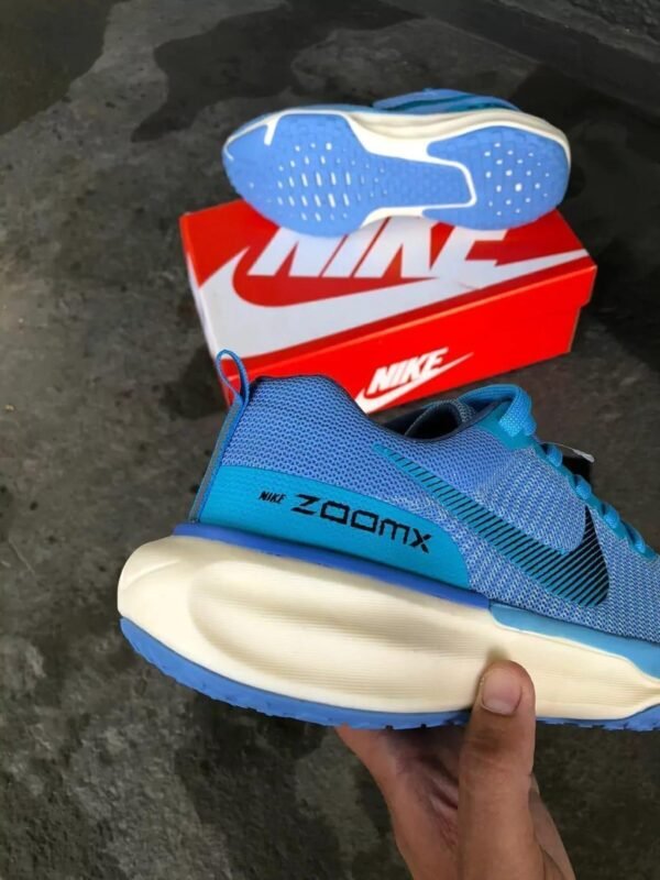 22012025181327216nike-zoom-invincible-azul-celeste-2.jpeg