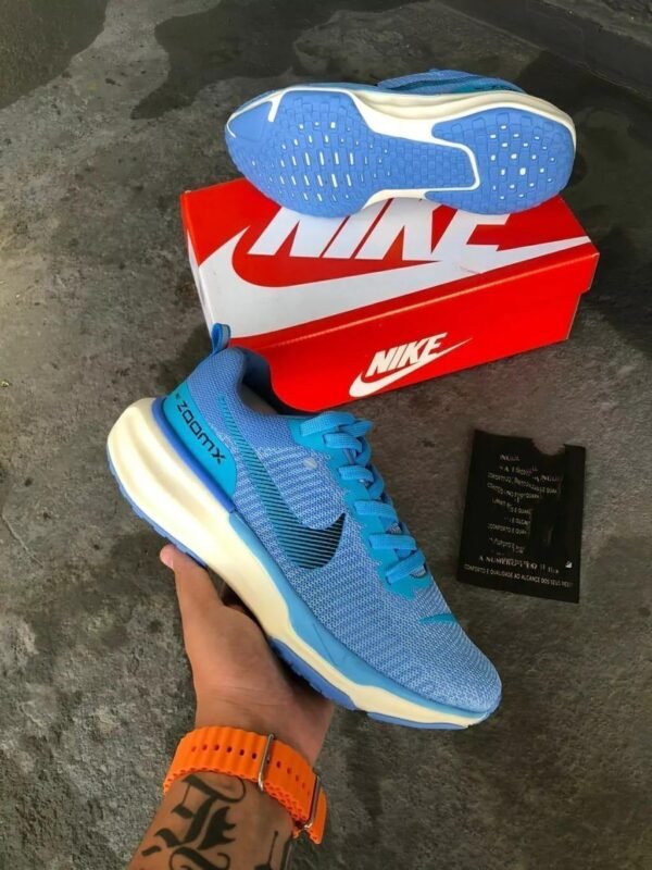 22012025181418751nike-zoom-invincible-azul-celeste-1.jpeg