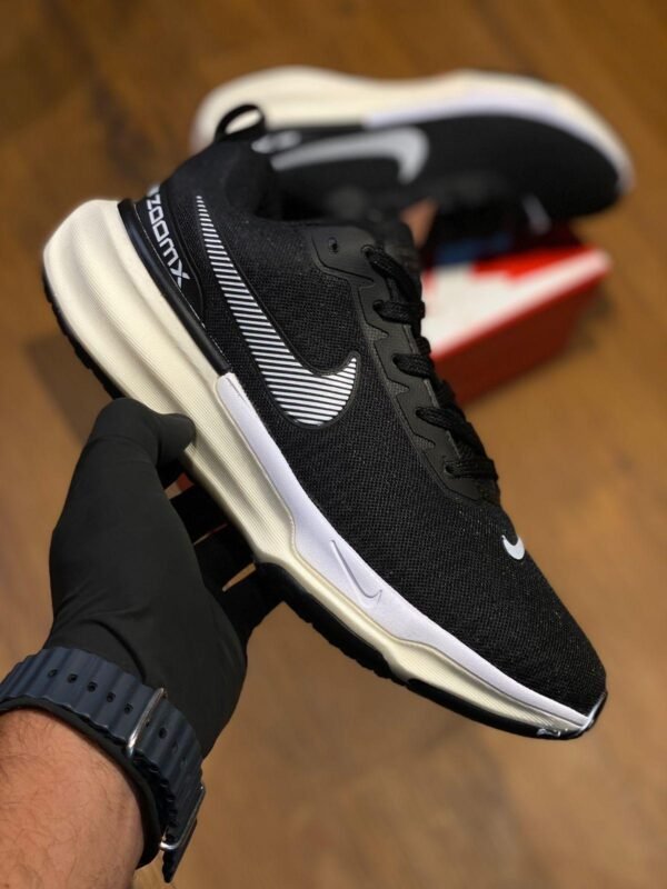 22012025185815509nike-zoom-invincible-preto-e-branco-1.jpeg